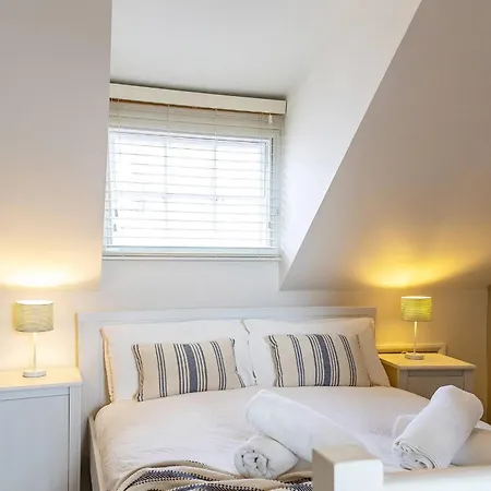 Coastguards With Parking * Whitby