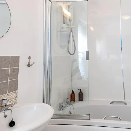 Coastguards With Parking Holiday home Whitby